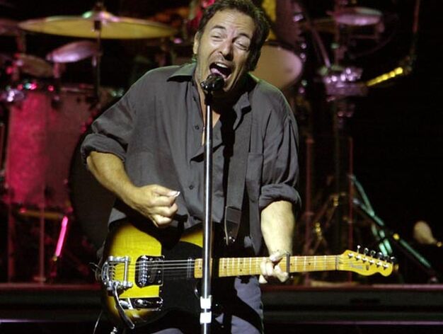Bruce Springsteen, en su primer concierto de la gira de 'The Rising', el 7 de agosto de 2002 en Nueva  Jersey. 

Foto: Mike Derer / Ap