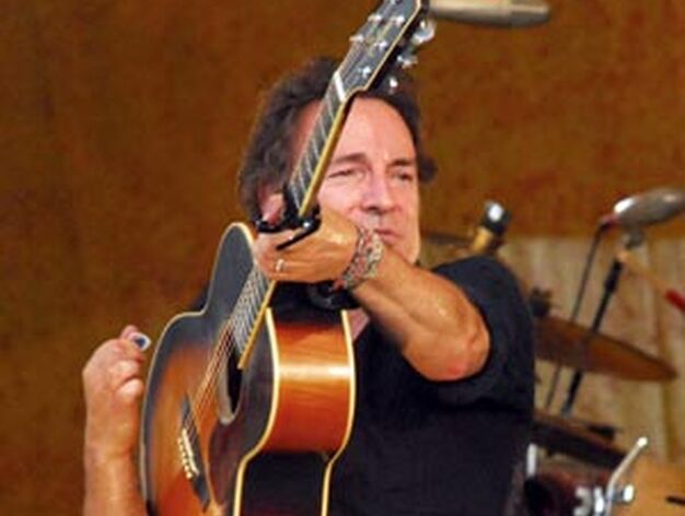Bruce Springsteen, en el espect&aacute;culo que ofreci&oacute; con la banda 'Seeger Sessions' durante el 37 Festival Anual de Jazz, el 30 de abril de 2006, en en Nueva Orleans. 

Foto: David Rae Morris / Efe
