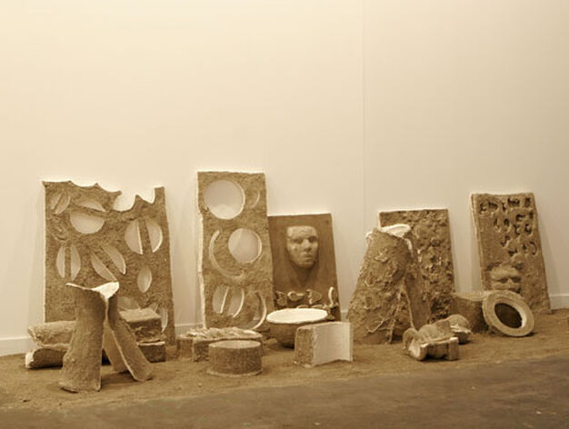 Escultura, arena y ceniza en la pieza de Antonio Sosa.

Foto: Alberto Morales