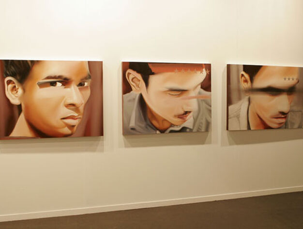 Estos tres lienzos representa las caras de diferentes personas.

Foto: Alberto Morales