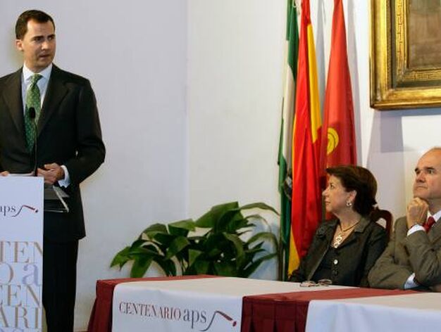 La ministra de Fomento, Magdalena &Aacute;lvarez, atenta al discurso de Don Felipe.

Foto: Antonio Pizarro