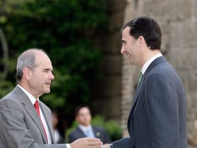 El Presidente de la Junta, Manuel Chaves, saluda a Don Felipe a su llegada a los Reales Alc&aacute;zares.

Foto: Antonio Pizarro