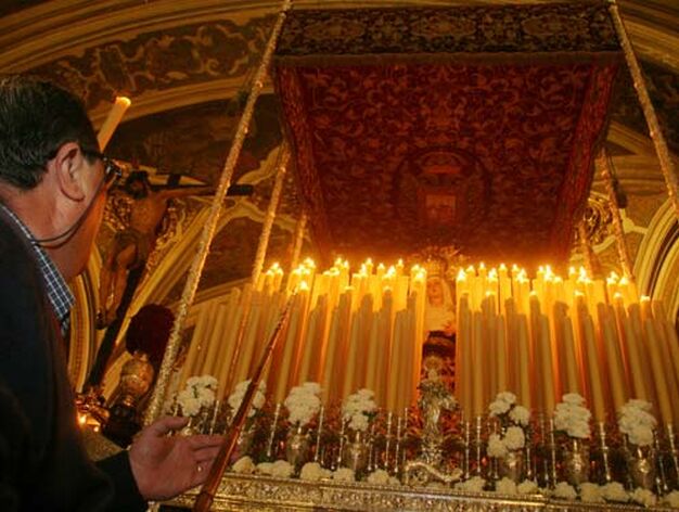 Candeler&iacute;a encendida para la Virgen de la Presentaci&oacute;n.

Foto: Bel&eacute;n Vargas