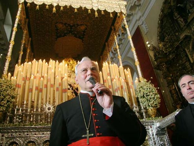 El Cardenal toma la palabra ante el palio de la Concepci&oacute;n.

Foto: Bel&eacute;n Vargas