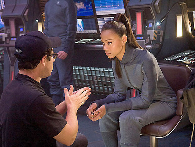 El director J. J. Abrams habla con Zoe Saldana (Uhura) durante el rodaje.

Foto: Paramount Pictures