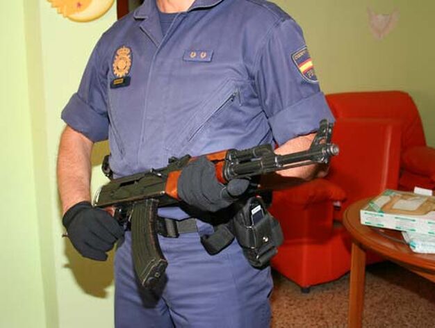 Otra de las armas que uno de los detenidos guardaba en su vivienda.

Foto: Juan Carlos V&aacute;zquez