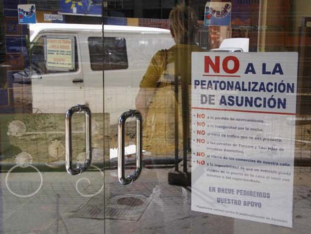 Cartel contra la peatonalizaci&oacute;n.

Foto: Victoria Hidalgo
