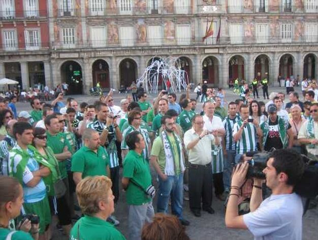 Cientos de b&eacute;ticos se concentraron en la Plaza Mayor de Madrid