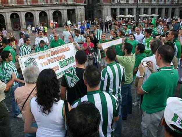 Pancartas, banderas y bufandas se vieron por la Plaza Mayor de Madrid.
