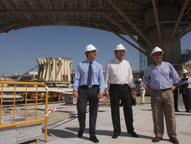 El alcalde, durante su visita a las obras junto a G&oacute;mez de Celis.

Foto: Jos&eacute; &Aacute;ngel Garc&iacute;a