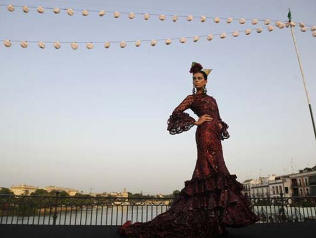 Un desfile de moda abre el programa de la Vel&aacute; de Santiago y Santa Ana.

Foto: Marcelo del Pozo (Reuters)
