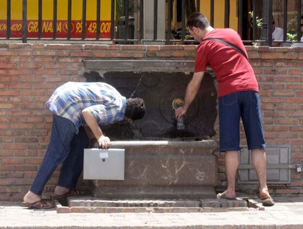 El agua se hace imprescindible para mitigar los efectos de las altas temperaturas que vienen registrandose en Granada este verano.