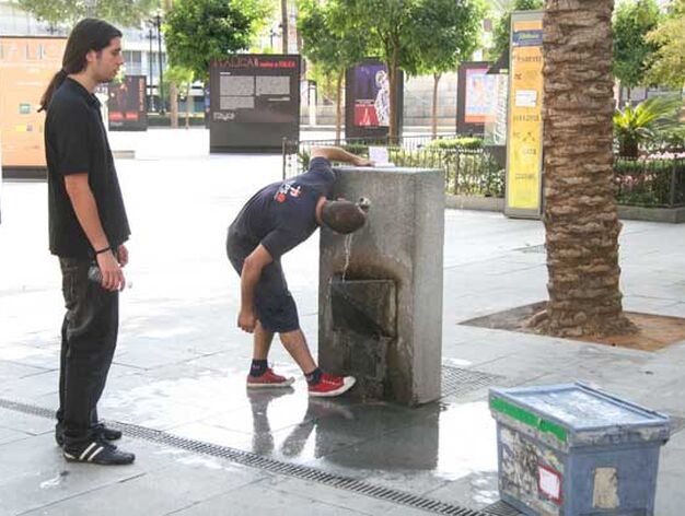 Un joven bebe agua en una fuente p&uacute;blica.

Foto: Victoria Hidalgo/Juan Carlos V&aacute;zquez