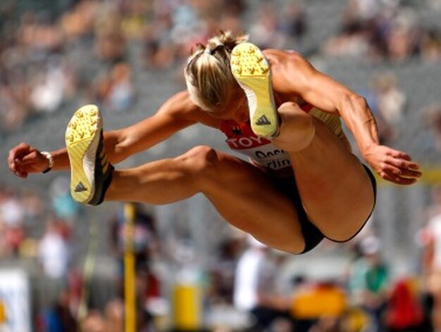 La atleta alemana Jennifer Oeser compite en la prueba de salto de longitud perteneciente a la competici&oacute;n de Heptatl&oacute;n.

Foto: EFE