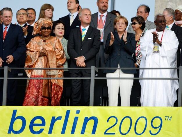 La canciller alemana Angela Merkel junto a otras autoridades pol&iacute;ticas y deportivas durante la ceremonia de inauguraci&oacute;n de los Mundiales de Atletismo Berl&iacute;n '09 que se celebran en la capital de Alemania.

Foto: EFE