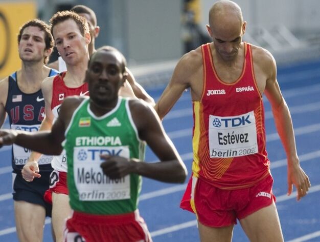 El atleta espa&ntilde;ol Reyes Est&eacute;vez (d) durante la prueba de 1.500 metros de los campeonatos mundiales de atletismo de Berl&iacute;n.

Foto: EFE