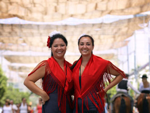 Mujeres vestidas de flamenca zarandeaban de un lado para otro por las calles del centro.
FOTO: Migue Fern&aacute;ndez
