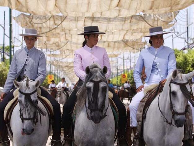 Perfectamente ataviadas, las caballistas se paseaban a lomos del equino por el Real de la Feria.
FOTO: Migue Fern&aacute;ndez