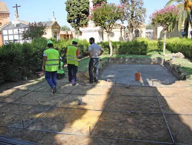 Varios trabajadores observan las obras del cementerio de San Fernando./ Bel&eacute;n Vargas