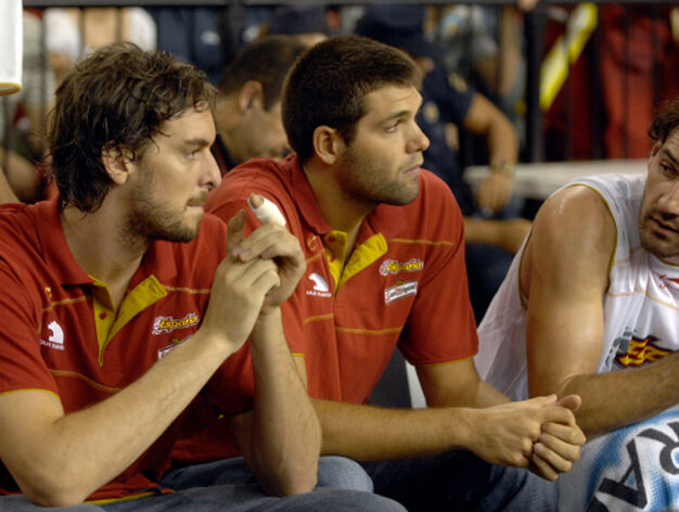 Pau Gasol, Felipe Reyes y Jorge Garbajosa durante el partido disputado en Sevilla. /Manuel G&oacute;mez

Foto: Manuel G? / EFE