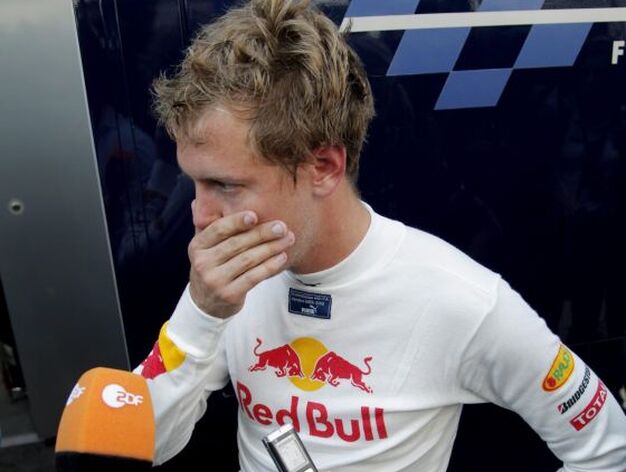 El piloto alem&aacute;n Sebasti&aacute;n Vettel en el paddock despu&eacute;s de su abandono