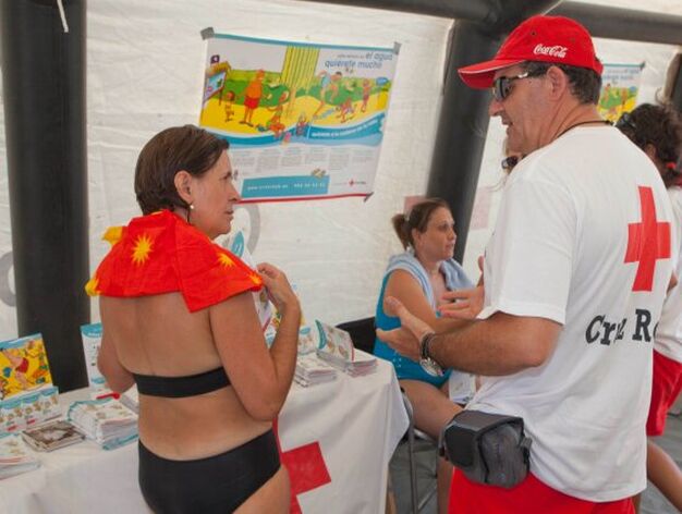 Varias personas se hacercan a la Cruz Roja para realizar algunas consultas.

Foto: Salvador Rodriguez Ca&ntilde;a