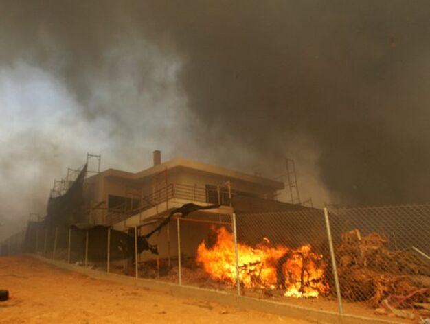 El incendio forestal ha alcanzado las ciudades y ya ha incinerado centenas de viviendas.

Foto: Efe
