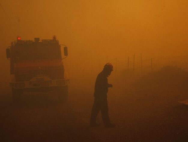 Los bomberos luchan contra el incendio y el humo el las ciudades al norte de Atenas.

Foto: Efe