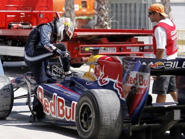 El piloto alem&aacute;n de la escuder&iacute;a de Red Bull-Renault Sebasti&aacute;n Vettel, abandona tras sufrir una aver&iacute;a