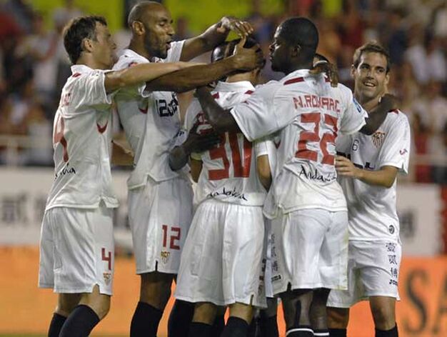Los jugadores del Sevilla celebran uno de los tantos del encuentro.

Foto: Manuel G&oacute;mez