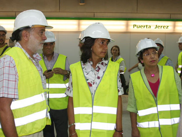 Rosa Aguilar visita el interior de la estaci&oacute;n de Puerta Jerez que confirma abrir&aacute; "en torno al 15 de septiembre"./ Jose &Aacute;ngel Garc&iacute;a