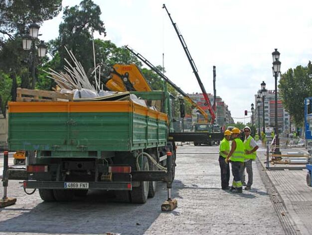 Un cami&oacute;n lleva los escombros de las obras de la estaci&oacute;n de Puerta Jerez mientras los obreros organizan.

Foto: Manuel G&oacute;mez