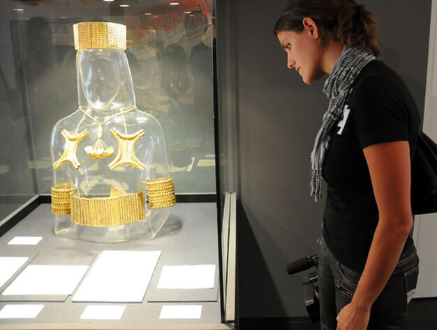 Una visitante contempla la r&eacute;plica sobre un maniqu&iacute; del Tesoro del Carambolo.

Foto: Juan Carlos V&aacute;zquez