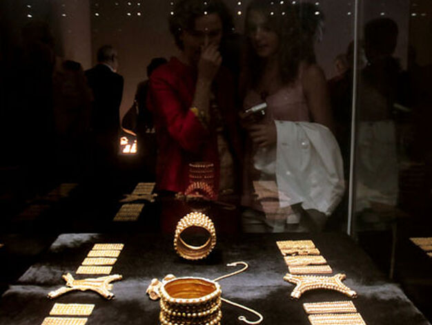 Un grupo de visitantes observa las piezas originales del tesoro.

Foto: Juan Carlos V&aacute;zquez