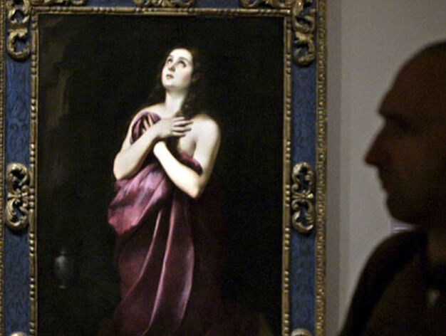 Un hombre observa el lienzo de Murillo "Magdalena penitente".

Foto: EFE/ Alfredo Aldai