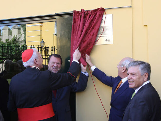 El cardenal de Sevilla descubre la placa conmemorativa por la inauguraci&oacute;n del nuevo museo de la Macarena.

Foto: Jose &Aacute;ngel Garc&iacute;a