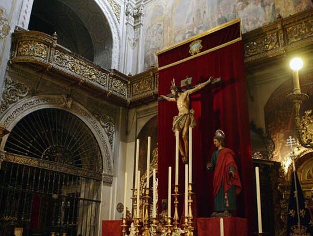El peque&ntilde;o incendio producido en la Iglesia de la Magdalena se ha dado en la parte de la baranda que aparece en la parte superior-izquierda de la imagen.

Foto: Antonio Pizarro