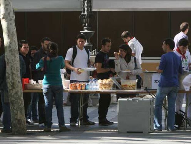 Un buffet libre se ha instalado en plena Avenida para el equipo de grabaci&oacute;n.

Foto: Victoria Hidalgo/Jos&eacute; &Aacute;ngel Garc&iacute;a