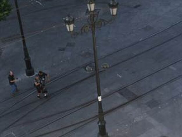 El doble de Tom Cruise da saltos con una moto de trial en plena Avenida.

Foto: Victoria Hidalgo/Jos&eacute; &Aacute;ngel Garc&iacute;a
