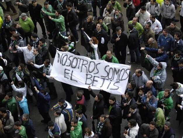 El Betis ha ganado a Las Palmas en un partido marcado por la protesta de unos miles de aficionados que entraron m&aacute;s tarde al partido / Antonio Pizarro