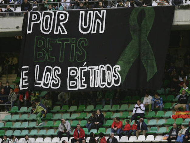 El Betis ha ganado a Las Palmas en un partido marcado por la protesta de unos miles de aficionados que entraron m&aacute;s tarde al partido / Antonio Pizarro