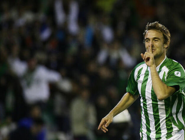 Juan Pablo Caffa celebra el gol de la victoria b&eacute;tica. / Antonio Pizarro