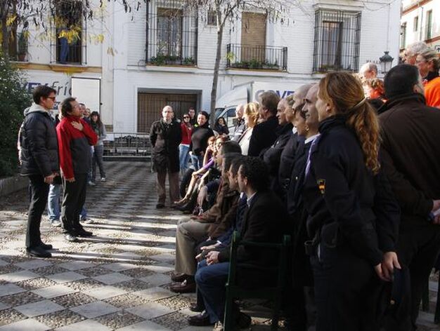 Tom Cruise observa a todos los miembros del equipo de rodaje y colaboradores en la Plaza de Pilatos.

Foto: Victoria Hidalgo