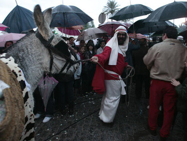 Ni la lluvia ni el granizo que ha ca&iacute;do en la capital ha impedido el anuncio de la llegada de los Reyes Magos.

Foto: Juan Carlos Mu&ntilde;oz