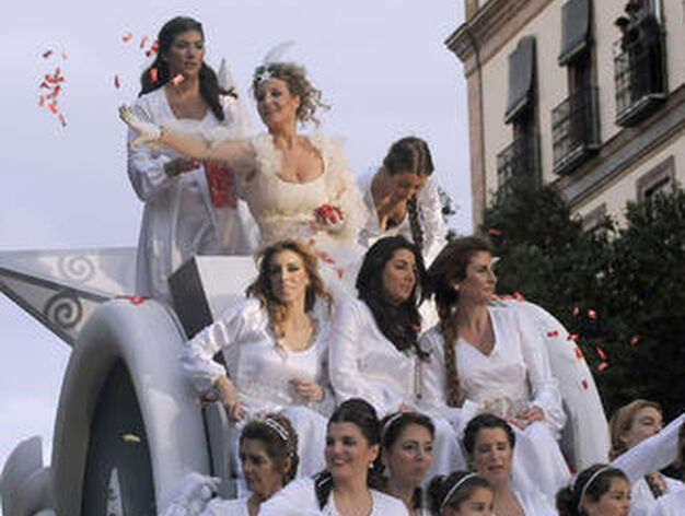 Las protagonistas de la carroza de la Estrella de la Ilusi&oacute;n recorren Sevilla.

Foto: Juan Carlos V&aacute;zquez