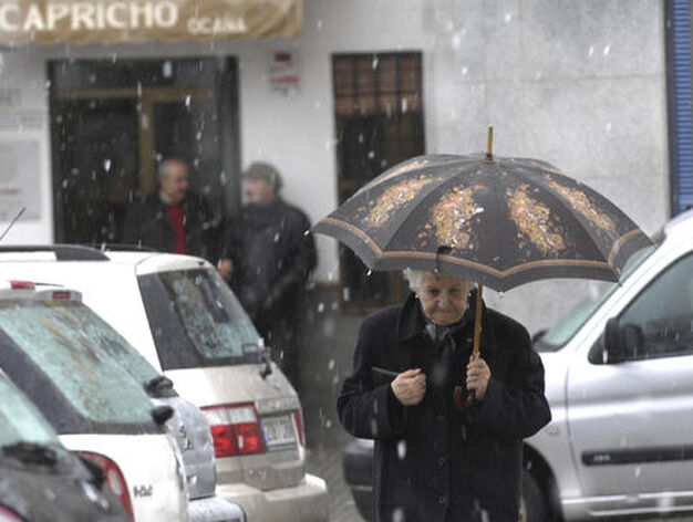 Una se&ntilde;ora mayor porta un paraguas para refugiarse de la nieve.

Foto: Juan Carlos Mu&ntilde;oz, Manuel G&oacute;mez, Antonio Pizarro