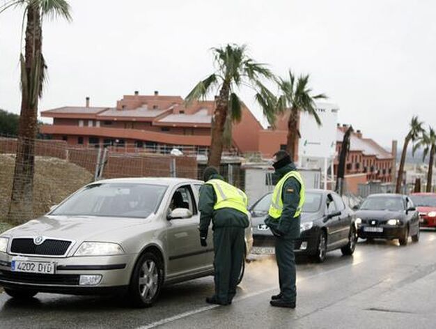 La Guardia Civil controla el tr&aacute;fico a la altura de Guillena por el corte de varias carreteras.

Foto: Juan Carlos Mu&ntilde;oz, Manuel G&oacute;mez, Antonio Pizarro
