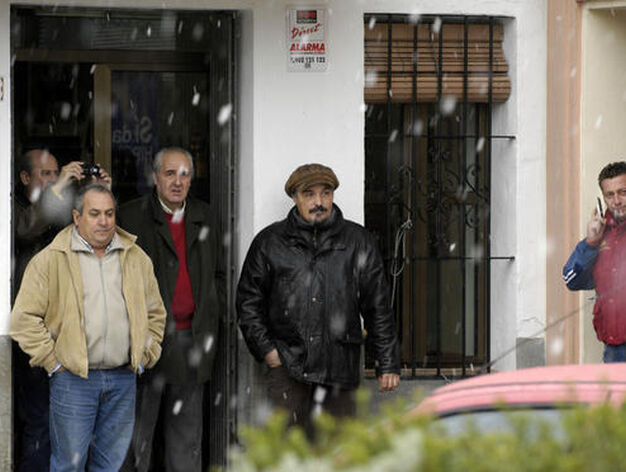 Los habitantes de los pueblos de Sevilla contemplan la nevada.

Foto: Juan Carlos Mu&ntilde;oz, Manuel G&oacute;mez, Antonio Pizarro