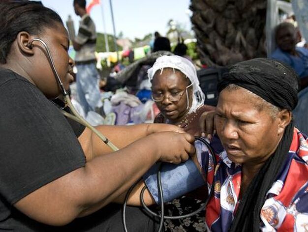 Una enfermera presta su ayuda a una mujer en un centro de primeros auxilios.

Foto: Agencias
