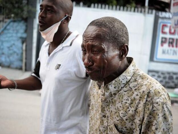 Un hombre llora en una calle de Puerto Pr&iacute;ncipe.

Foto: Agencias